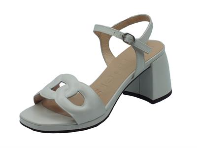 Articolo Wonders F-8210 Emilia Aise Off Sandali per Donna in pelle verniciata bianca con tacco medio
